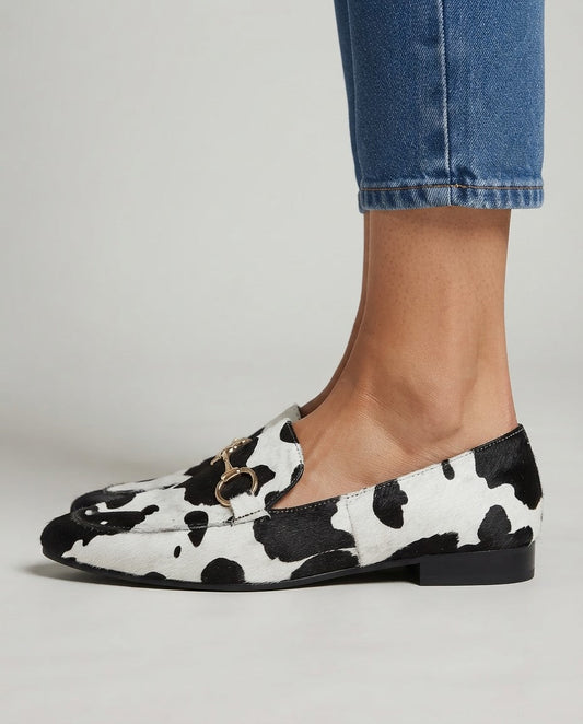 Elisa | Mocasines Planos de Punta Fina con Estampado de Vaca y Detalle Dorado