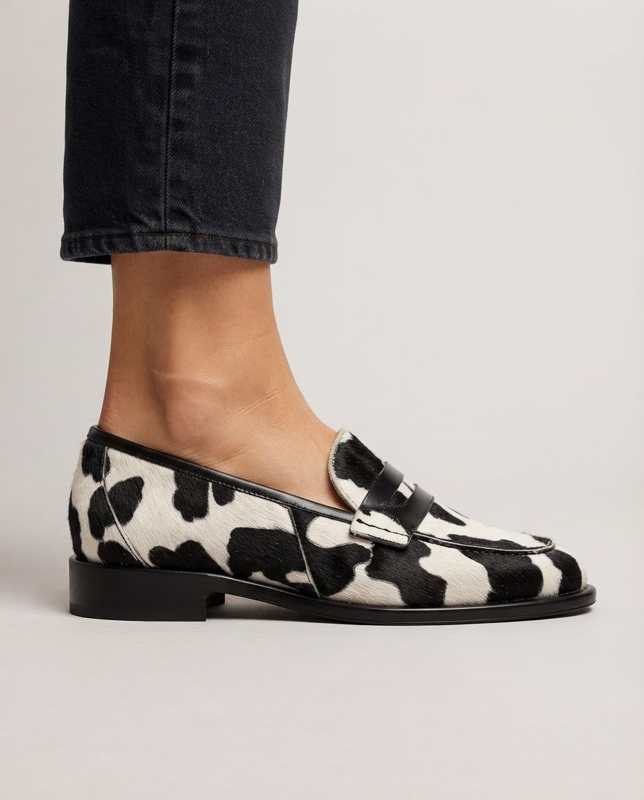 Paloma | Mocasines Estampado de Vaca con Antifaz y Tacón Bajo