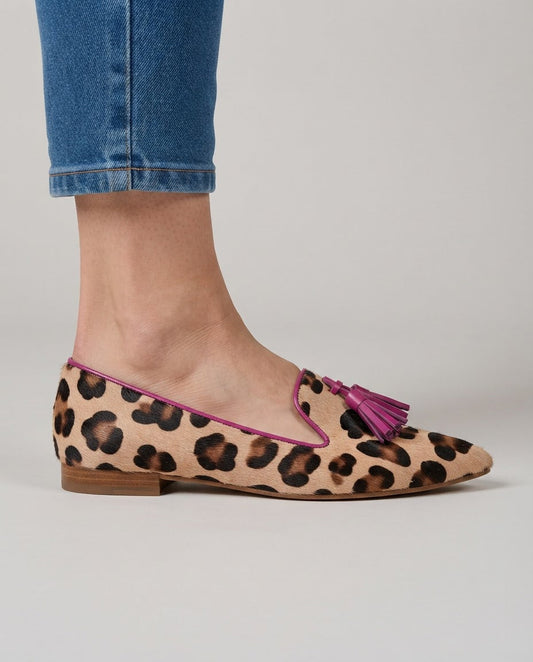 Gloria | Mocasines de Punta Fina con Estampado de Leopardo y Borlas Fucsia