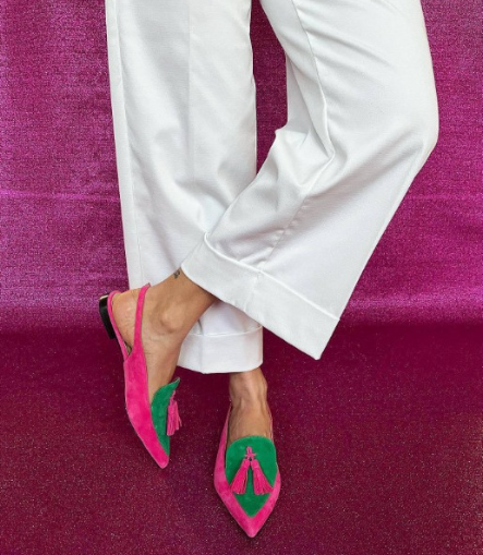 Leonor | Zapatos Slingback Planos en Fucsia y Verde con Borlas