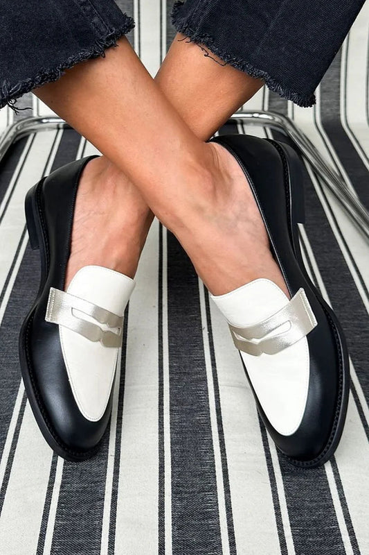 Cristina | Mocasines Bicolor Blanco y Negro con Detalle Metálico
