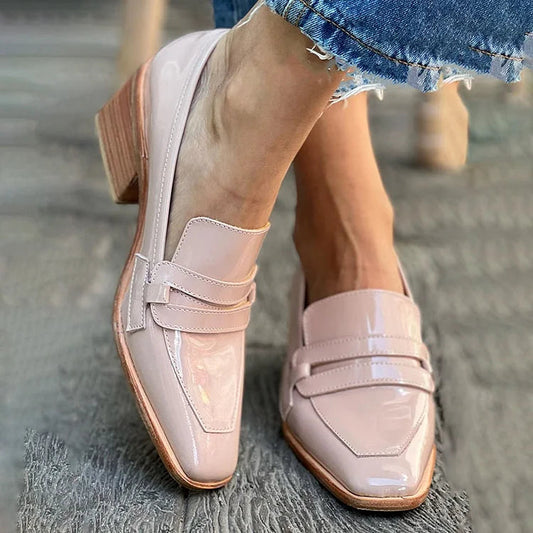 Raquel | Mocasines de Charol Nude con Tacón Ancho