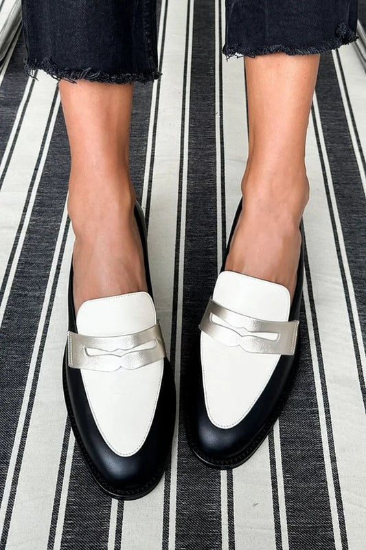 Cristina | Mocasines Bicolor Blanco y Negro con Detalle Metálico