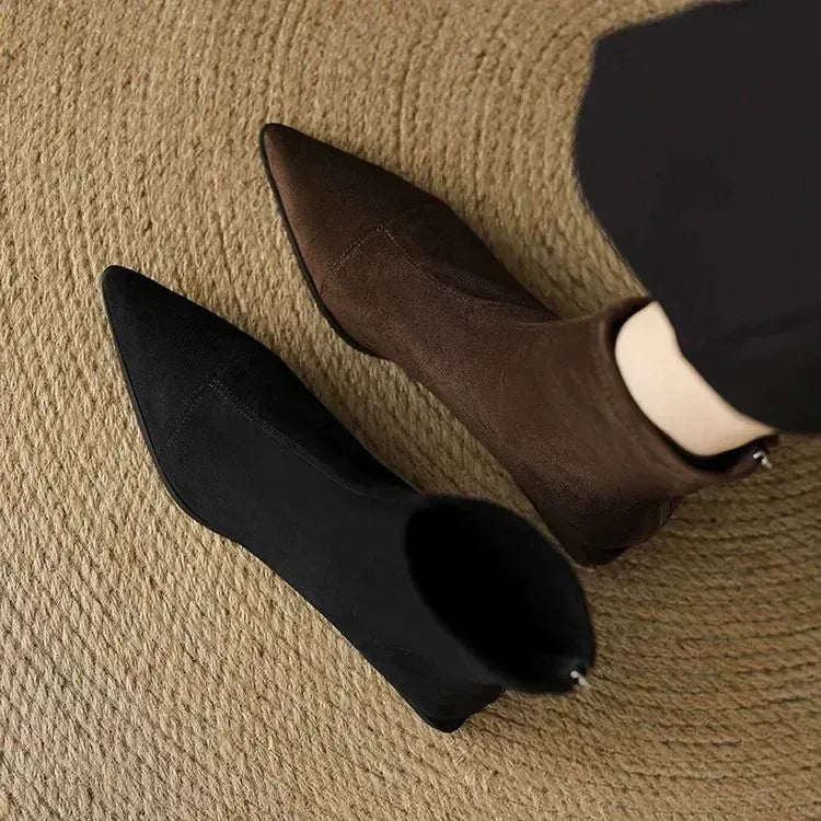 Valentina | Botines de Ante con Punta Fina y Tacón Bajo