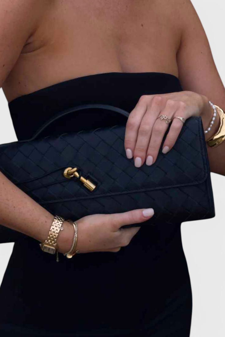 Melanie Clutch con Detalle de Nudo Dorado