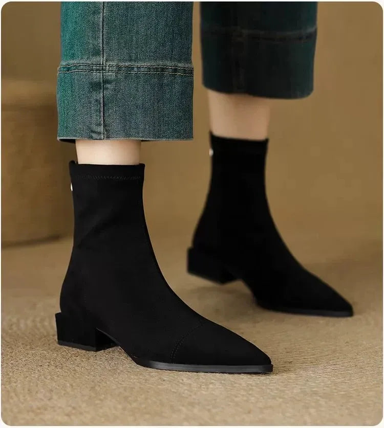 Valentina | Botines de Ante con Punta Fina y Tacón Bajo