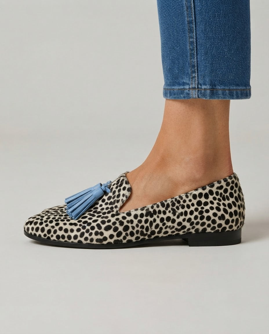 Candela | Mocasines de Leopardo Blanco y Negro con Borlas Celestes