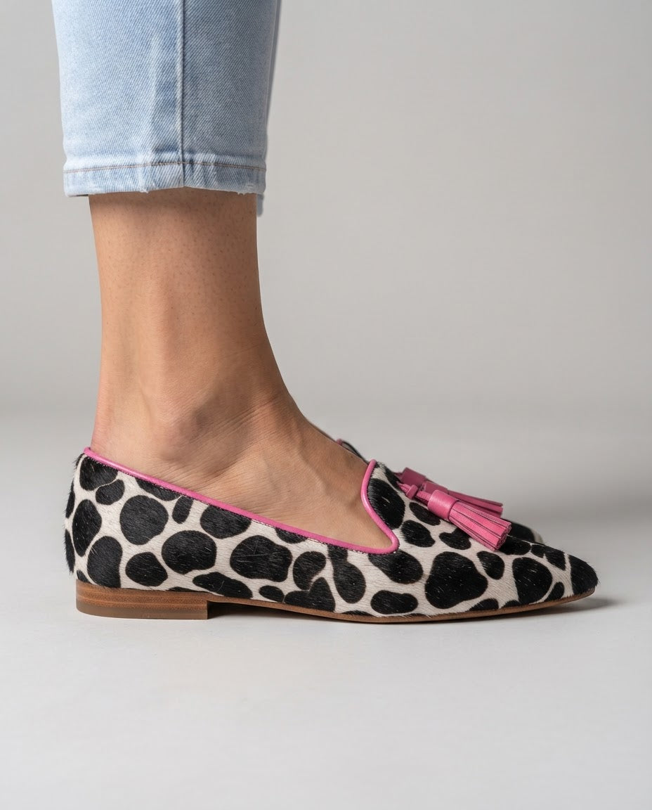 Ximena | Mocasines de Punta Fina con Estampado de Vaca y Borlas Rosas
