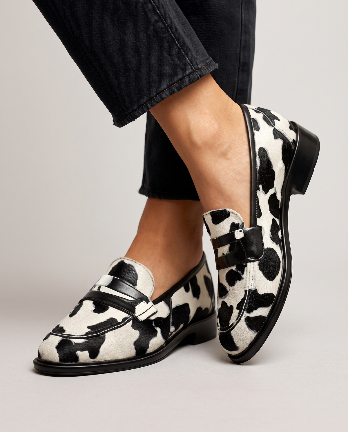 Paloma | Mocasines Estampado de Vaca con Antifaz y Tacón Bajo
