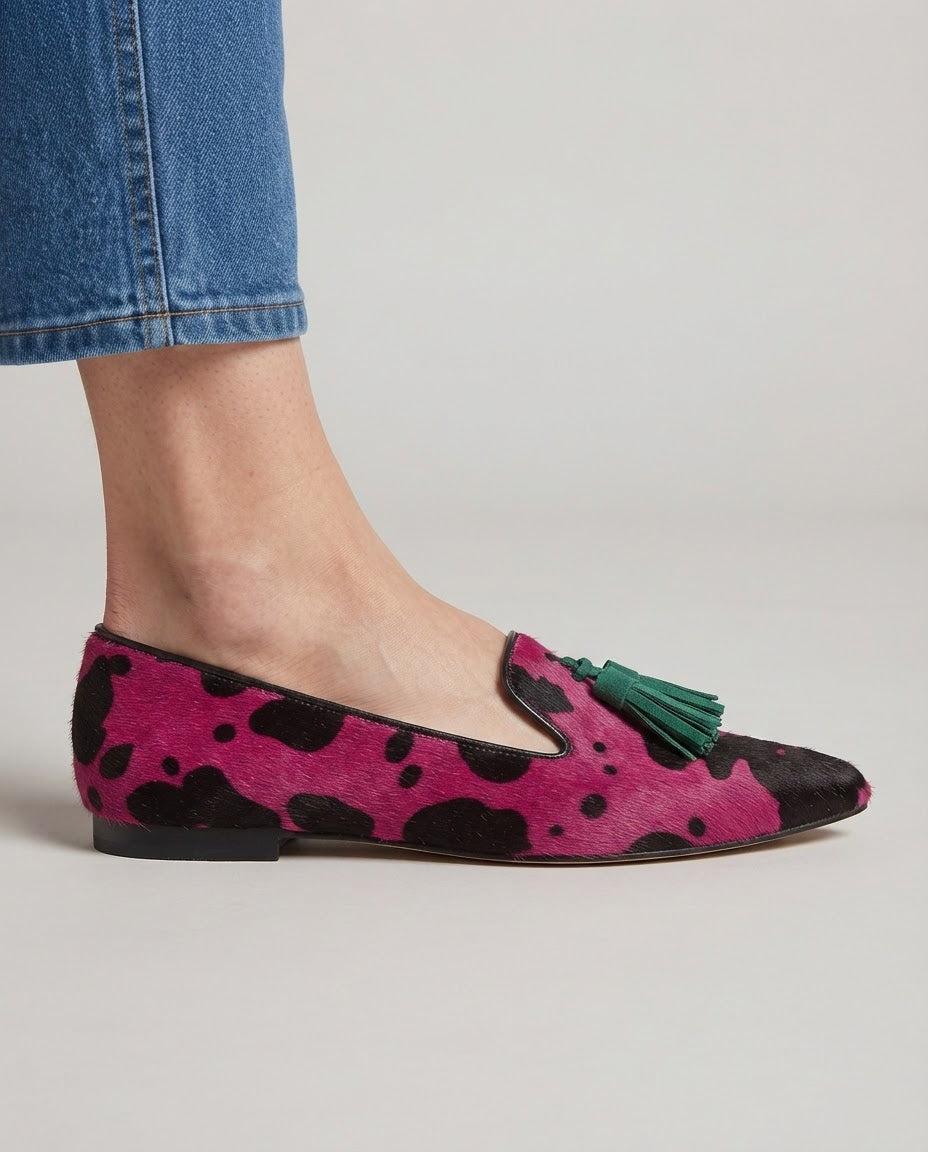 Clara | Mocasines de Punta Fina Estampado de Vaca Fucsia con Borlas Verdes