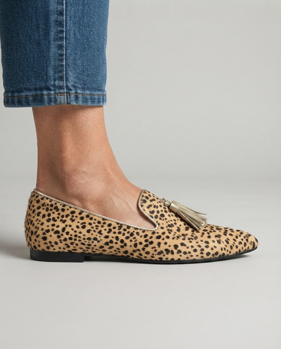Marisol | Mocasines de Punta Fina con Estampado de Guepardo y Borlas Doradas