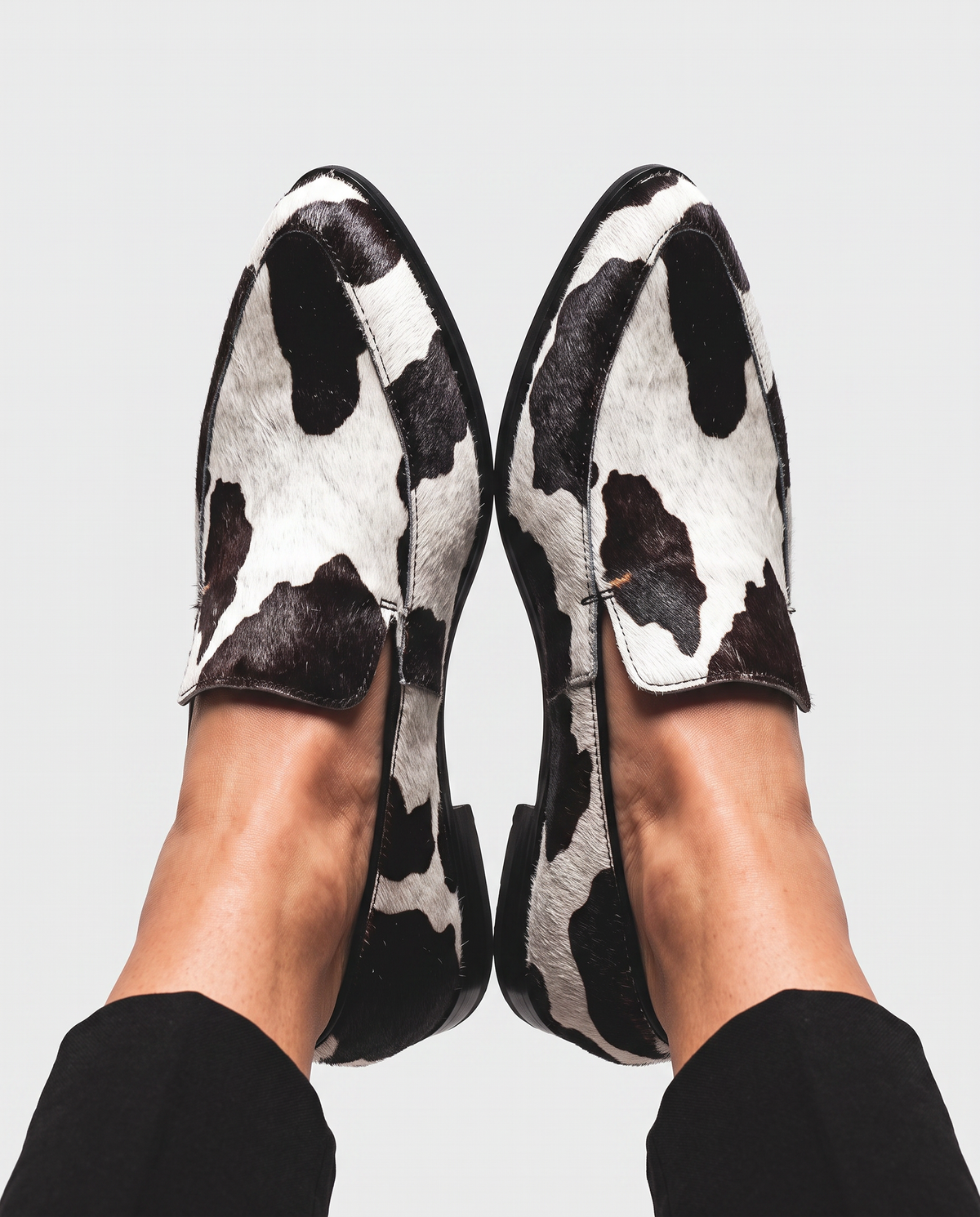 Pilar | Mocasines de Punta Fina con Estampado de Vaca y Suela Roja