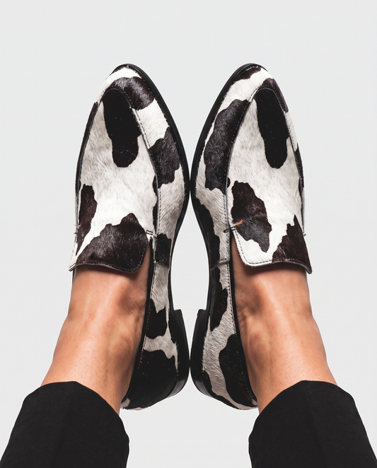 Pilar | Mocasines de Punta Fina con Estampado de Vaca y Suela Roja