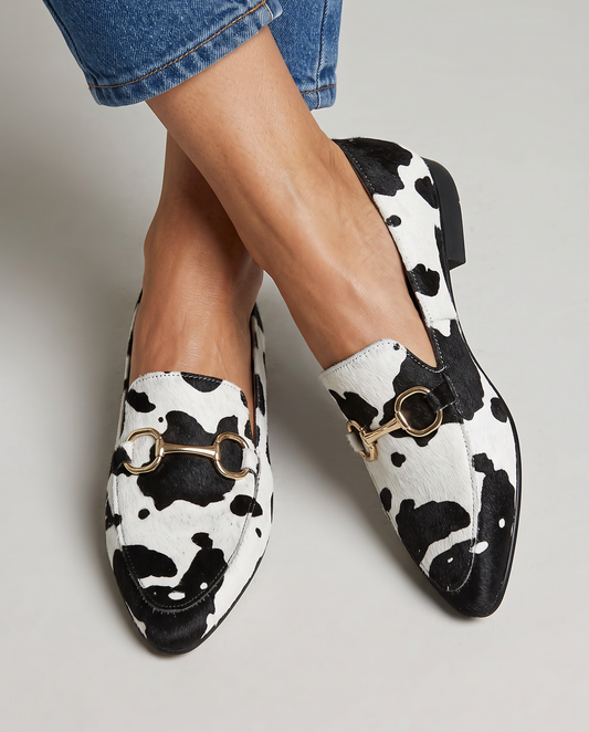 Elisa | Mocasines Planos de Punta Fina con Estampado de Vaca y Detalle Dorado