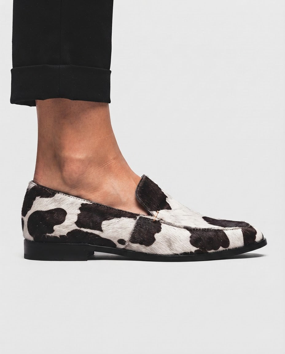 Pilar | Mocasines de Punta Fina con Estampado de Vaca y Suela Roja