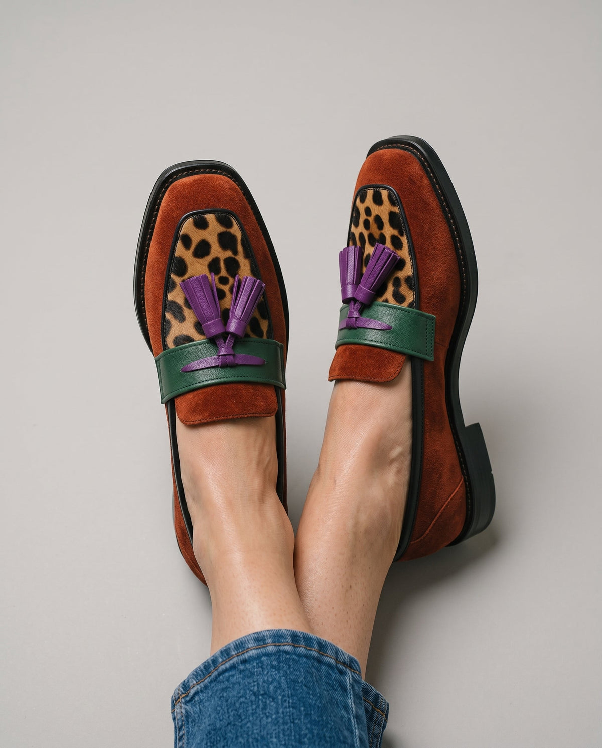 Esperanza | Mocasines de Ante Teja con Inserto de Leopardo y Borlas