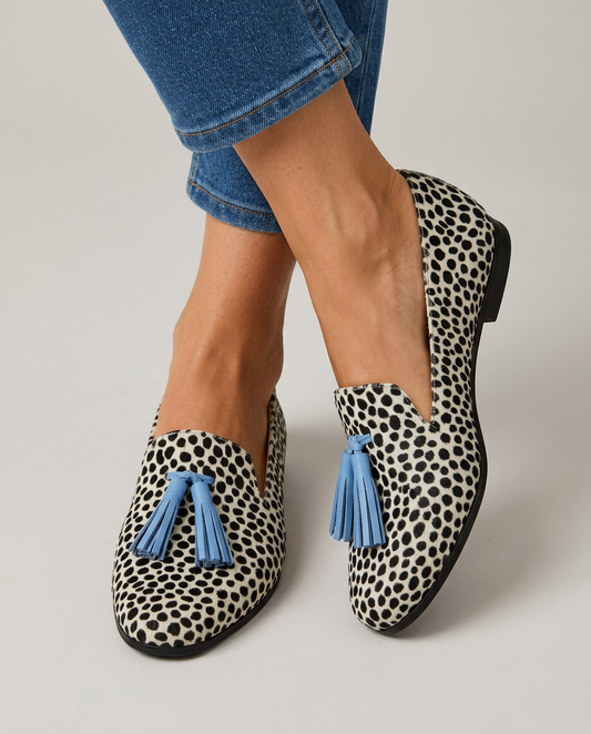 Candela | Mocasines de Leopardo Blanco y Negro con Borlas Celestes