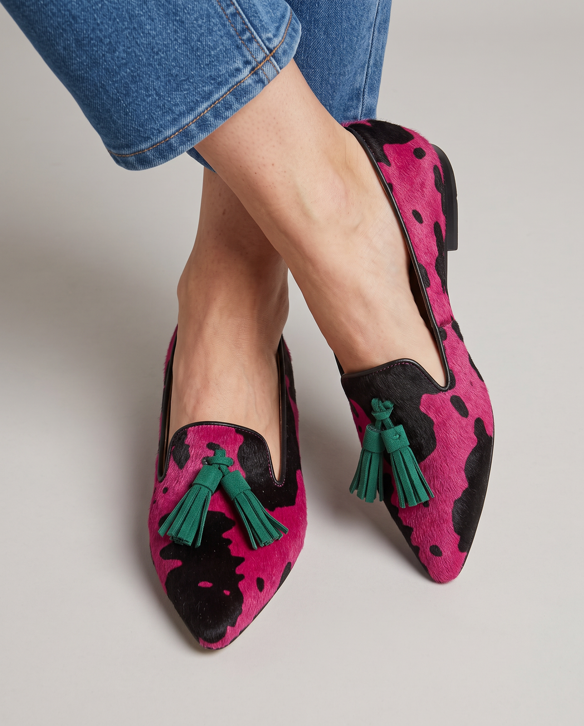 Clara | Mocasines de Punta Fina Estampado de Vaca Fucsia con Borlas Verdes
