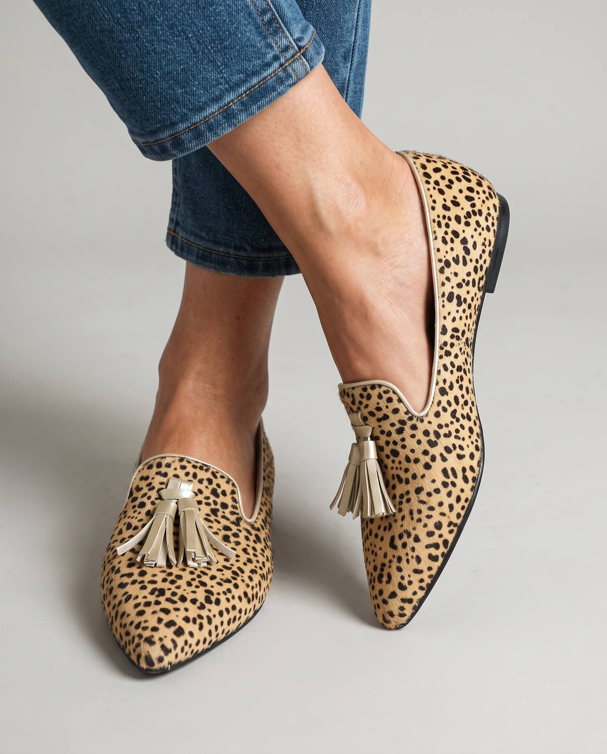 Marisol | Mocasines de Punta Fina con Estampado de Guepardo y Borlas Doradas