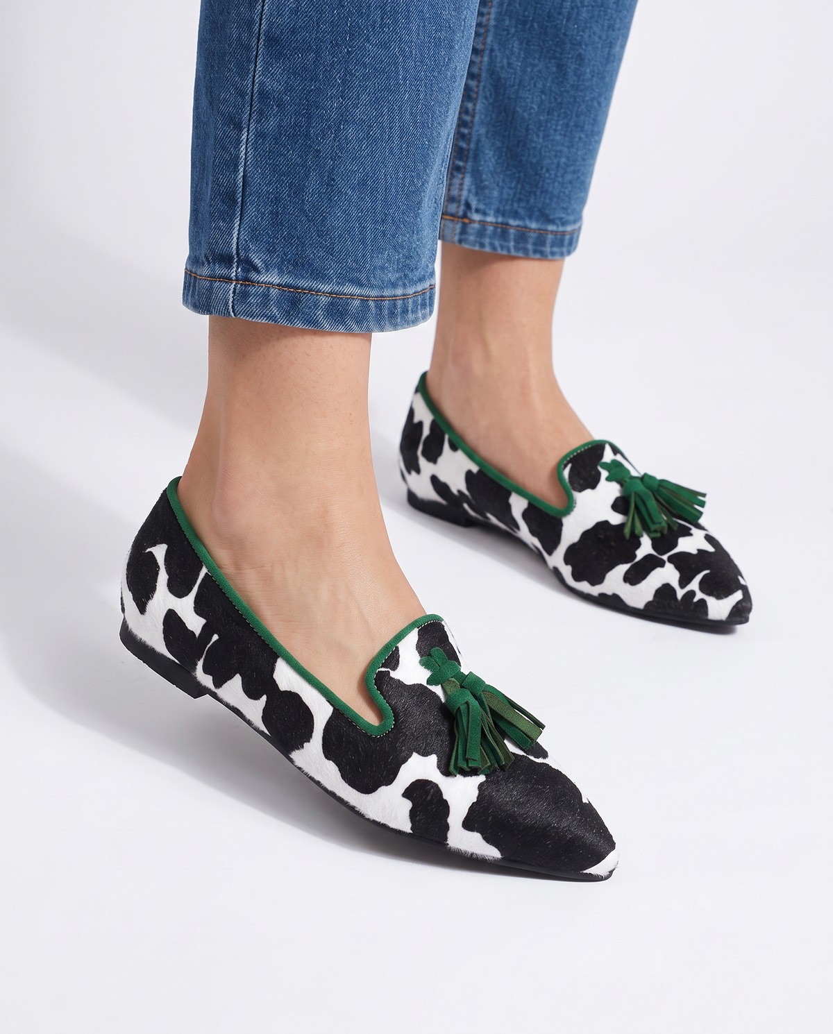 Jimena | Mocasines de Punta Fina con Estampado de Vaca y Borlas Verdes