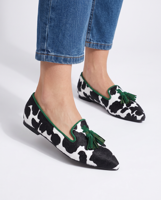 Jimena | Mocasines de Punta Fina con Estampado de Vaca y Borlas Verdes
