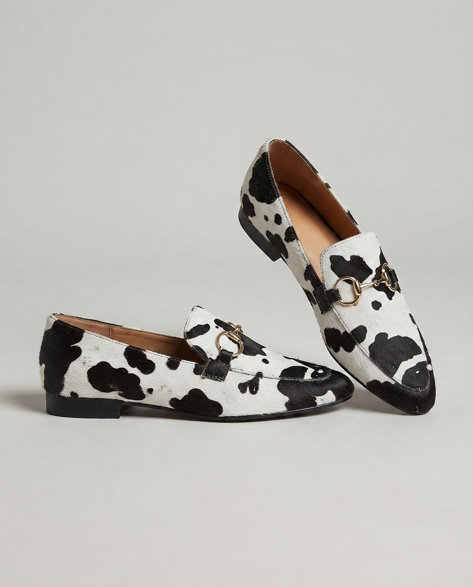 Elisa | Mocasines Planos de Punta Fina con Estampado de Vaca y Detalle Dorado