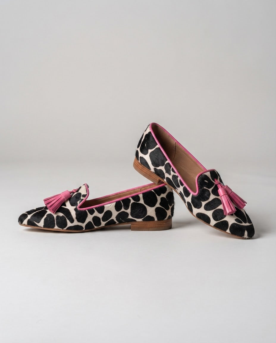 Ximena | Mocasines de Punta Fina con Estampado de Vaca y Borlas Rosas