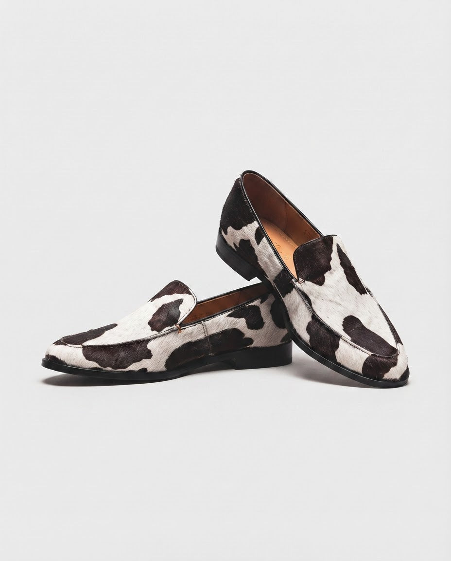 Pilar | Mocasines de Punta Fina con Estampado de Vaca y Suela Roja