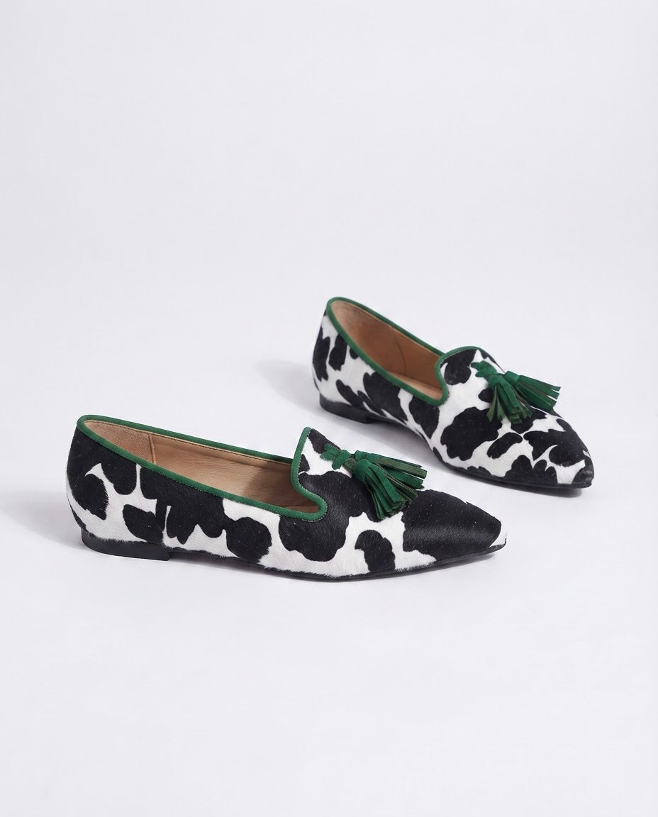 Jimena | Mocasines de Punta Fina con Estampado de Vaca y Borlas Verdes