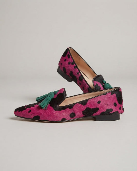 Clara | Mocasines de Punta Fina Estampado de Vaca Fucsia con Borlas Verdes